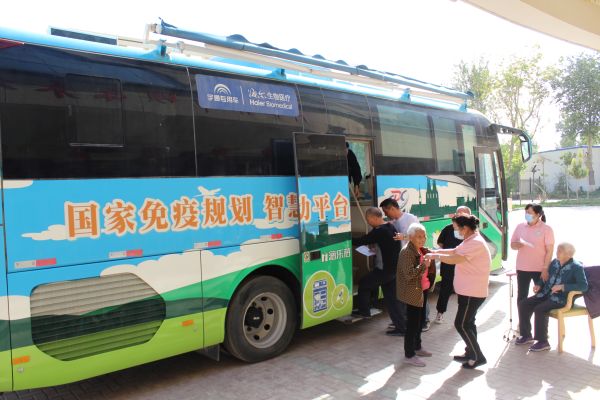 图为十二团颐乐养老院工作人员陪同老人接种流感疫苗。.JPG