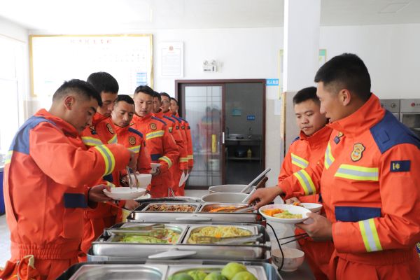 倡导队员按需取食、多次少取.JPG