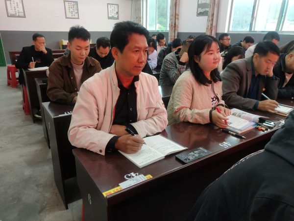 与会人员认真听会.jpg