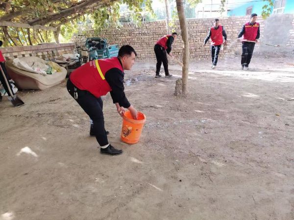 图为，央塔克协海尔乡派出所民警走进辖区为孤寡老人打扫庭院和家庭卫生，用实际行动传递关怀与温暖况留影。胡兴涛摄.jpg