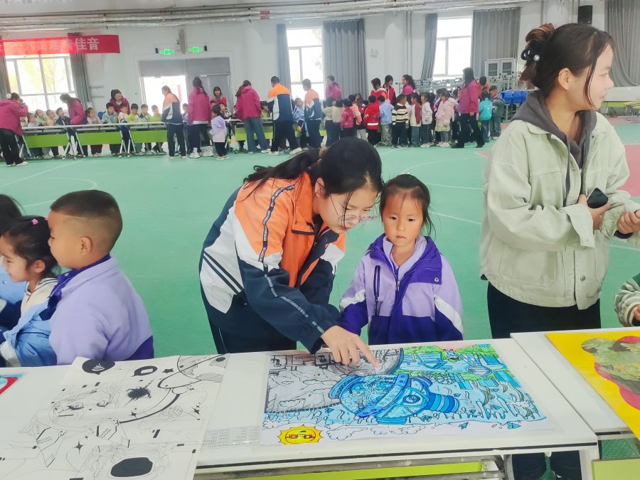 塔里木中学中学生带领幼儿园小朋友2.jpg