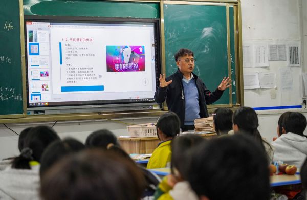 2025年10月21日，贵州省从江县第二民族中学摄影社团的学生在参加摄影知识课堂。.jpg