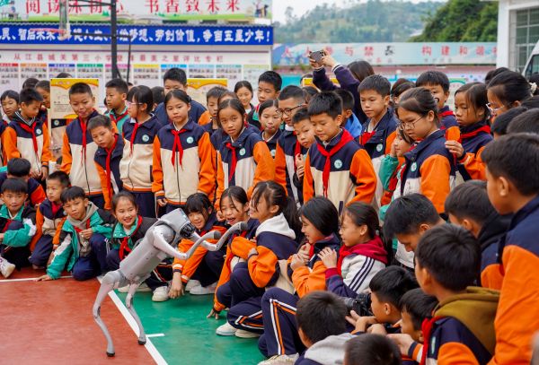 10261761490769973234.jpg 2025年10月23日,在贵州省黔东南苗族侗族自治州从江县城关第三小学,学生和机器狗互动,近距离感受科技魅力。 (1).jpg