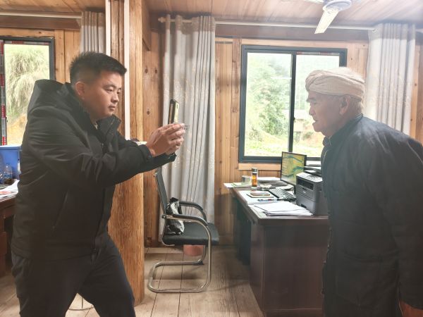 10261761491720549940.jpg 图为 丙妹镇工作员在村级服务站开展确认现场(梁坤 摄).jpg