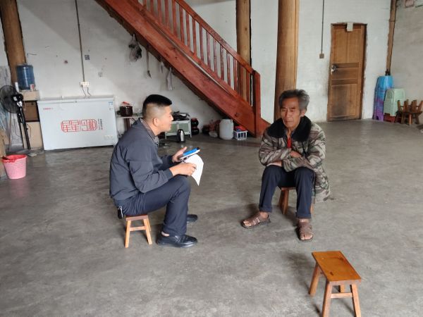 10261761491726434461.jpg 图为 加榜乡工作员上门确认时向退役军人宣传相关政策现场(吴松雪 摄).jpg