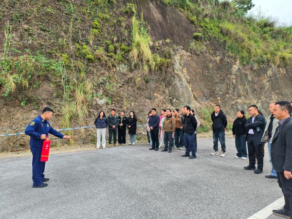 图为  讲解干粉灭火器的正确使用方法现场（鲁畅  摄）.jpg