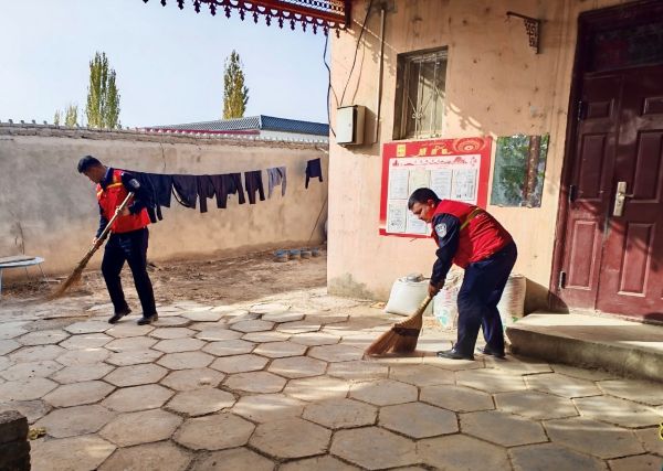 沙雅县公安局塔里木乡派出所开展党团活动，组成志愿团队为孤寡老人打扫庭院.jpg