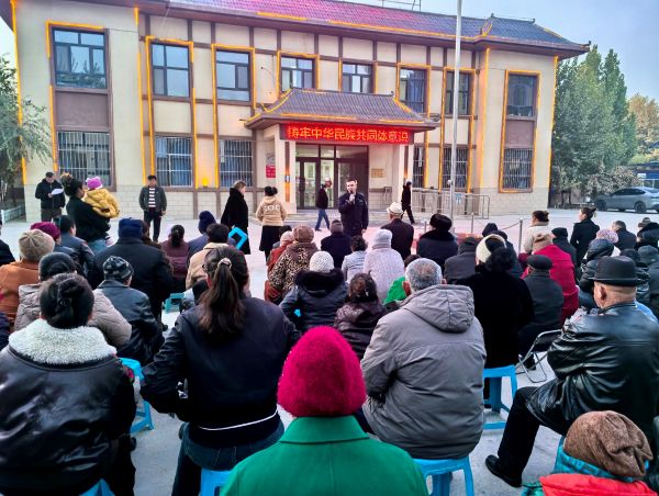 10291761744408158744.jpg 活动现场,众多群众在建筑物前聆听安全宣讲,现场氛围热烈有序.jpg