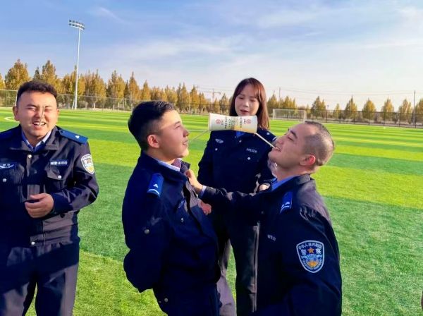 10301761823945659790.jpg 几位警员在绿茵场上开展趣味互动游戏,通过嘴衔吸管传递纸杯,于欢乐中增进团队默契。.jpg