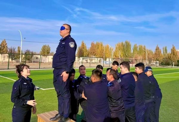 10301761823951842075.jpg 沙雅县公安局心理健康服务小分队开展信任背摔游戏,民警们协作守护,在互动中筑牢团队信任.jpg