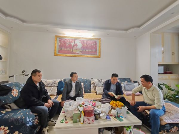 10301761829871132921.jpg 图为 慰问座谈现场(唐健 摄).jpg