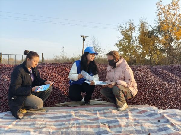 在红枣地回答群众问题 (1).jpg