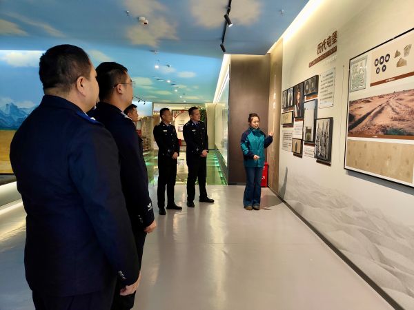 展现民警在红色教育基地展区参观的场景，讲解员结合展陈资料，向民警讲述革命历史与先辈事迹，民警们驻足聆听、专注学习，呈现沉浸式接受红色教育的过程。.jpg