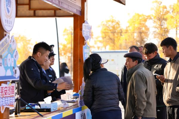 11051762344945737506.jpg 沙雅公安线下开展群众普法安全宣传.jpg