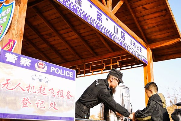 11051762344952489978.jpg 沙雅公安警察小店服务群众和游客.jpg