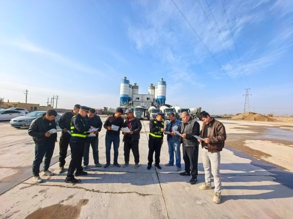 11051762350401375504.jpg 走进企业宣传消防知识及行业法律法规.jpg