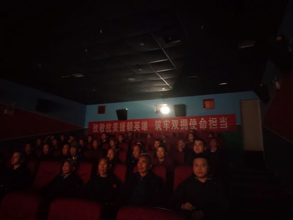 11061762433065874510.jpg 图为 观看现场(韦绍东 摄).jpg