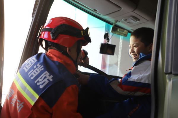 11101762774610463035.jpg “小司机”坐上消防驾驶座,在消防员帮助下零距离过把消防瘾。.JPG