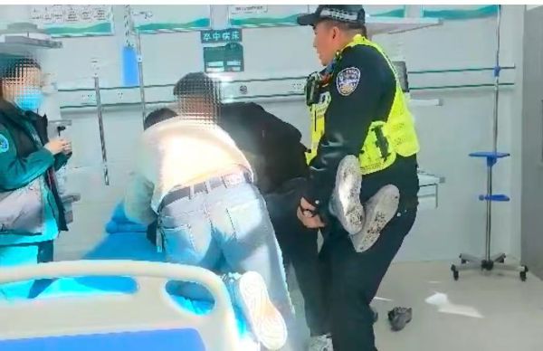 11111762867494517987.jpg 抵达医院后,民警协助医护人员将晕倒群众平稳转移至急救病床,全程紧盯病情、忙前忙后,用细致守护为生命救援“提速”.jpg