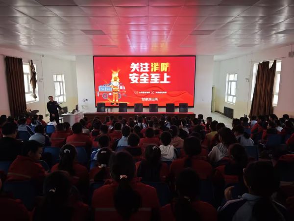 11111762867660248316.jpg 三团中学消防演练派出所民警消防讲座.jpg