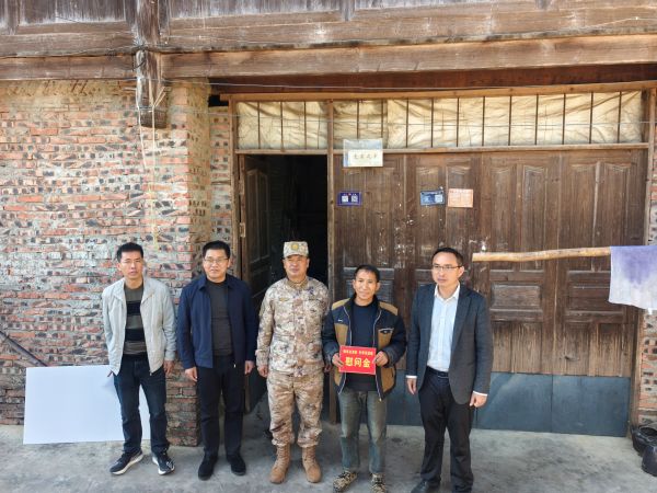 图为 与军属合影现场（陈大宇 摄）.jpg