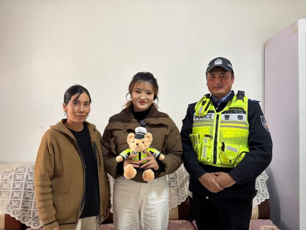 民警为暖心点赞女孩送上沙雅公安定制款警察小熊.jpg