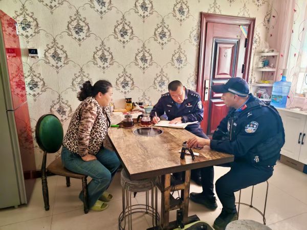 盖孜库木派出所副所长李金龙与同事正深入包联村群众家中记录群众的家庭情况、生产生活难题，结合最新帮扶政策，讲解医保社保缴纳、防返贫监测等知识，切实把帮扶工作落到实。.jpg