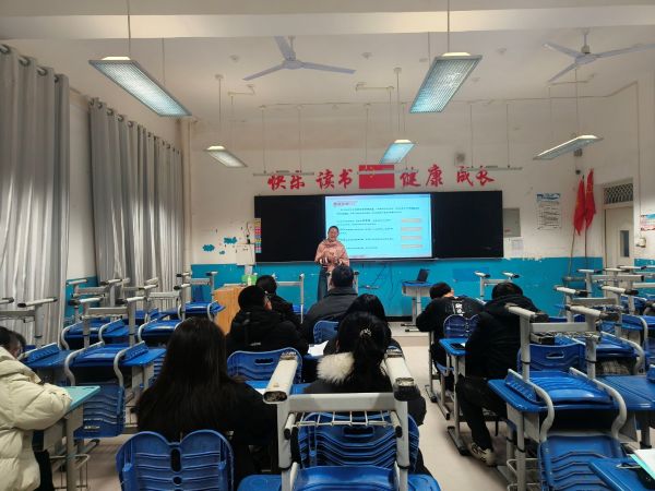 11201763635882820501.jpg 塔里木中学新教师听讲2.jpg