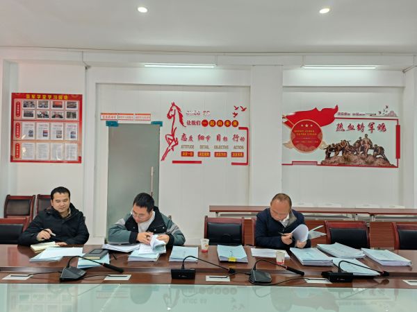 图为  检查组在查阅资料现场（鲁畅  摄）.jpg