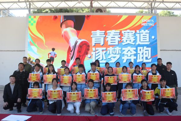 11211763723211420969.jpg 与获奖班级学生代表合影.JPG