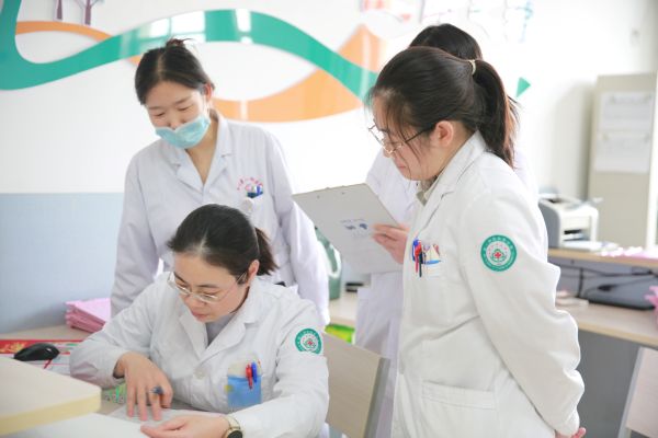 11211763726278616525.jpg 图为:第一师医院妇科 医生开展病例讨论 黄叶叶 摄.JPG