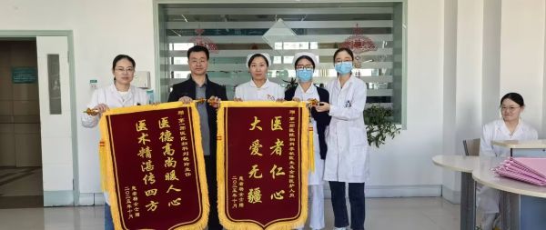 11211763726285178224.jpg 患者家属送锦旗.jpg