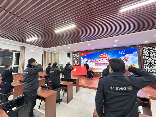 11241763985927300182.jpg 面对鲜红党旗,沙雅县公安局党团民警、警员庄严敬礼,重温入党誓词。铿锵誓言彰显他们坚守初心、践行使命,以实际行动守护一方平安的决心。.jpg