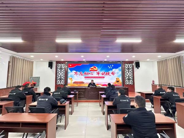 11241763985934287621.jpg 沙雅县公安局沙雅镇派出所全体党团民警、警员参与 “不忘初心、牢记使命” 主题学习活动,在理论学习中汲取奋进力量,立志以更饱满的热情投入公安工作,践行忠诚担当。.jpg