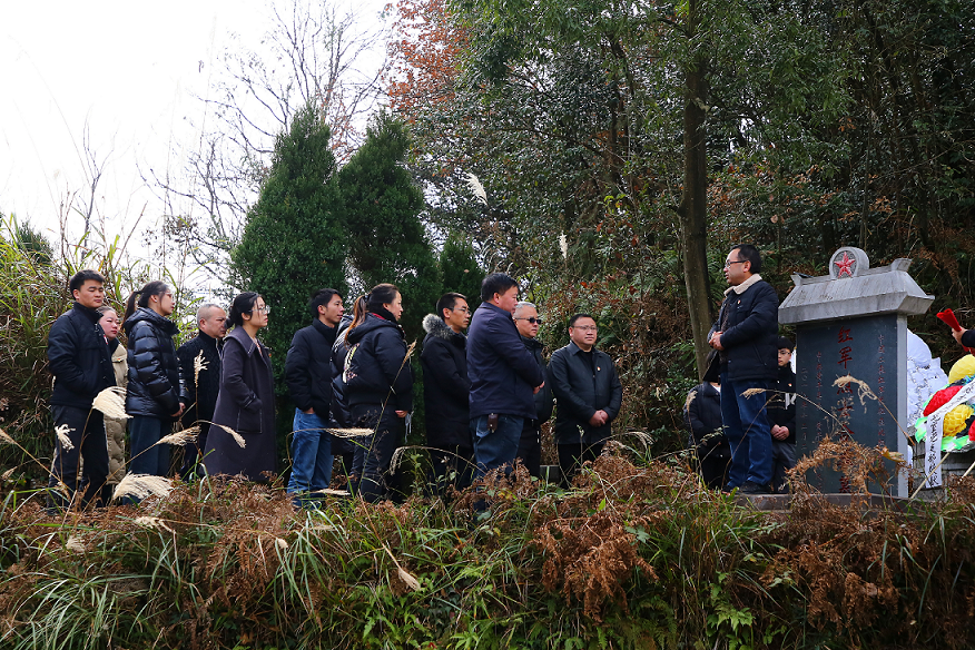 黄平县委党史研究室主任刘治平（右一）给机关党员干部讲述大顶山英烈事迹（廖尚刚 摄）.png