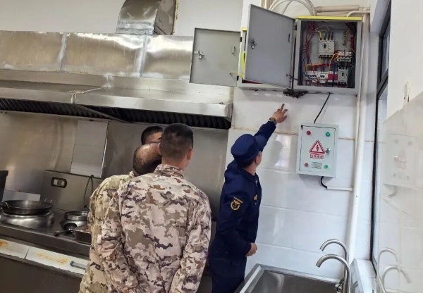 图为  开展用电安全排查现场（杨正洋  摄）.png