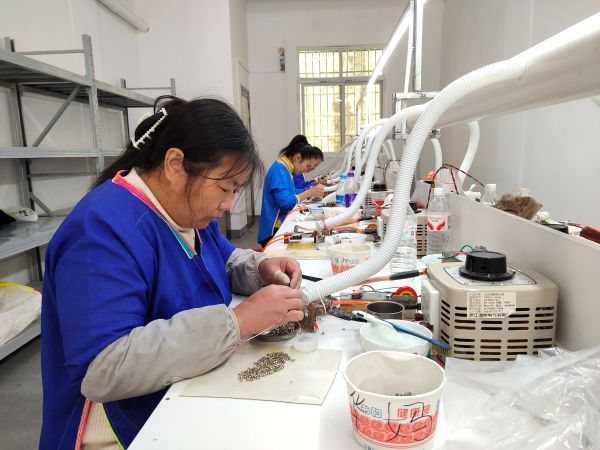 12041764841608953480.jpg 2025年12月3日八仙桥社区眼镜配件加工厂员工廖妹英工作图片 (4).jpg