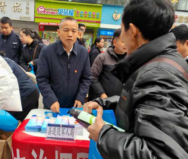 12041764847573873037.png 图为 政策解答现场(卢月圆 摄).png