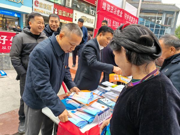 12041764847690596819.jpg 图为 向过往群众发放宣传资料现场(卢月圆 摄).jpg