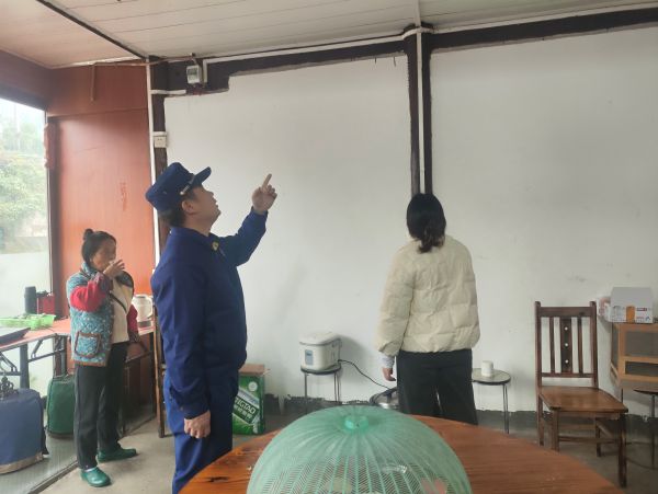 图为 开展用电安全隐患排查现场（吴江艳 摄）.jpg