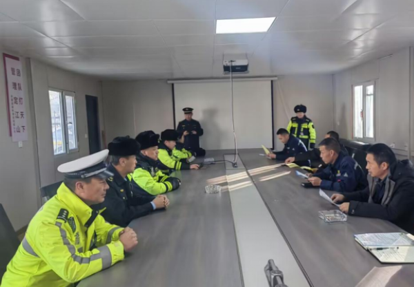 12051764933059128304.png 图二:执法人员开展“宪法进企业”活动.png