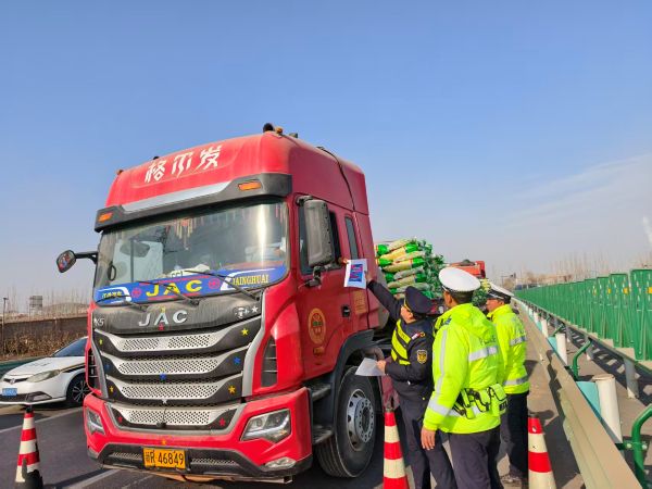 12051764937422105301.jpg 图1.执法人员向群众普法宣传宪法.jpg