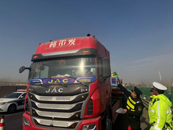 12051764937447912864.jpg 图2.执法人员向群众普法宣传宪法.jpg