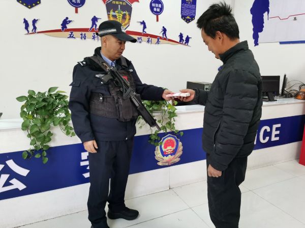 12081765189512864820.jpg 民警将1万元现金交还到车主手中。黄雯璐摄.jpg