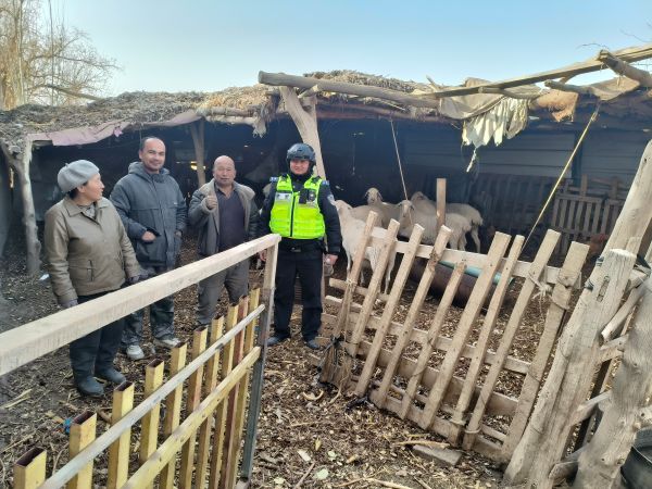 12091765275791798058.jpg 民警在羊圈旁与群众确认找回的羊只情况,群众为民警点赞。 黄雯璐摄.jpg