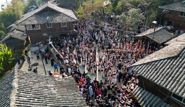 2025年12月8日，苗族群众在贵州从江县丙妹镇岜沙苗寨参加芦笙节巡游活动。 (1).jpg