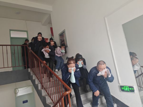 12101765364596880167.jpg 天筑集团重力公司“以练为战”开展全员消防应急演练 (2).jpg