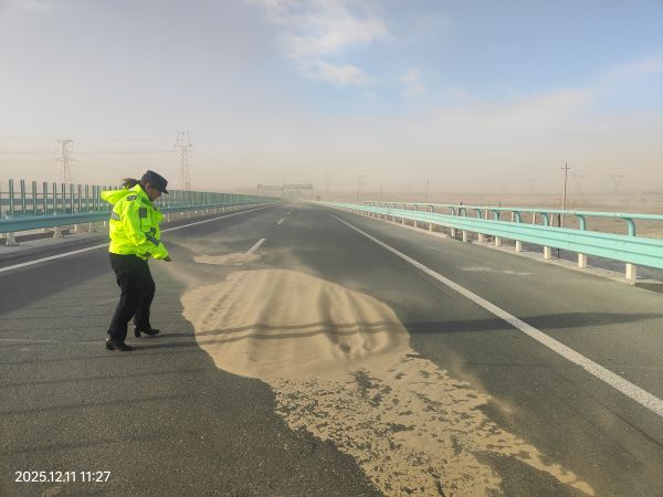 12111765449890346996.jpg 库车执法大队执法人员对积沙路段进行隐患告知登记并督促公路养护所后续清理(1).jpg