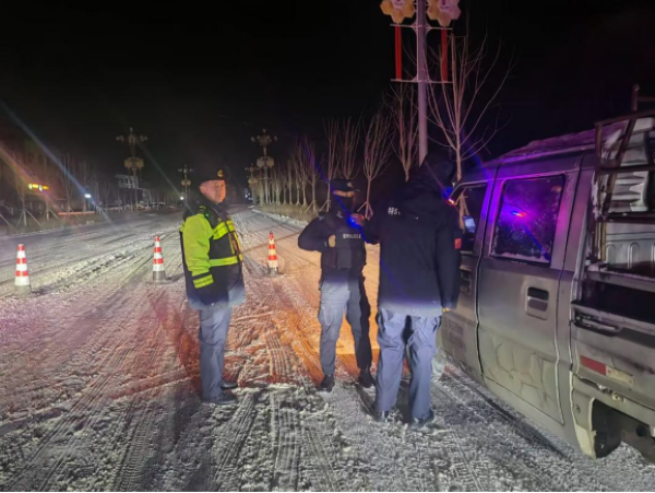 图四：执法人员和交警对夜间去重点路段车辆进行劝返.png