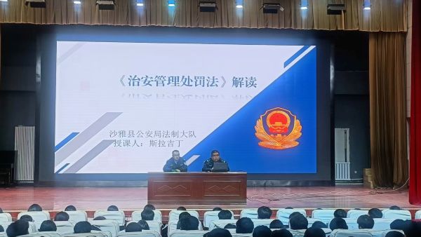 12151765793513585279.jpg 沙雅县公安局法制大队民警开展《治安管理处罚法》解读专题普法,敬浩龙摄.jpg